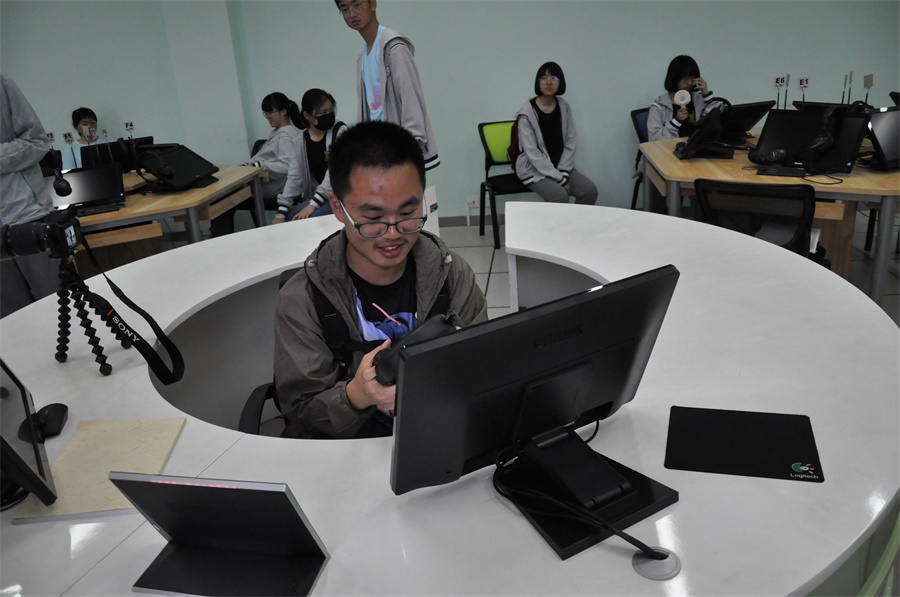 9参观南信大雷丁学院2.JPG