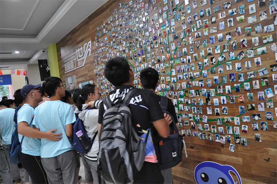 8参观南信大雷丁学院1.JPG