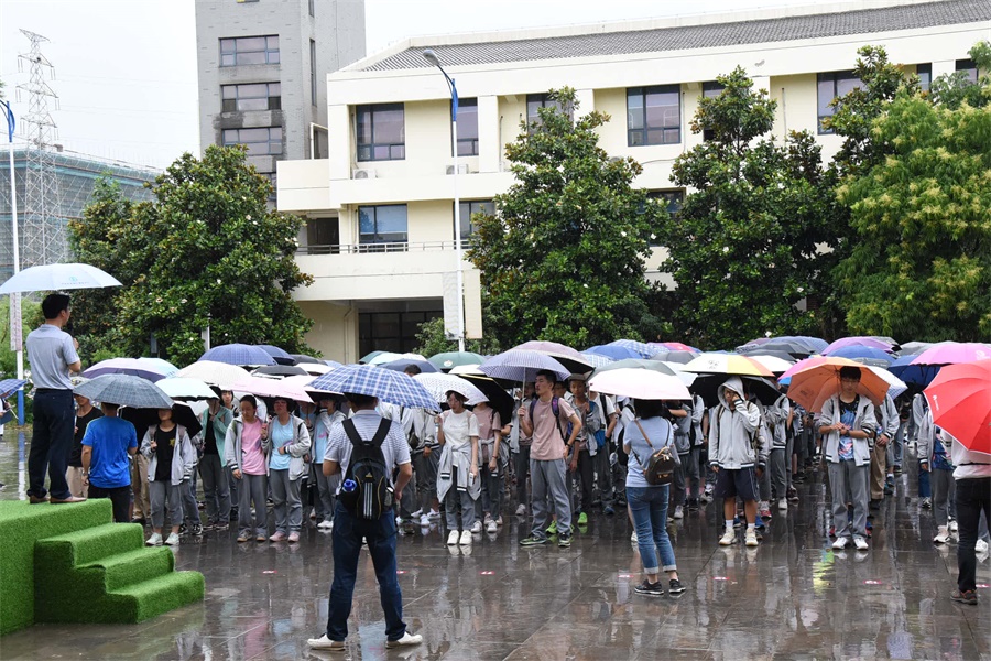 1冒雨出发参观.JPG