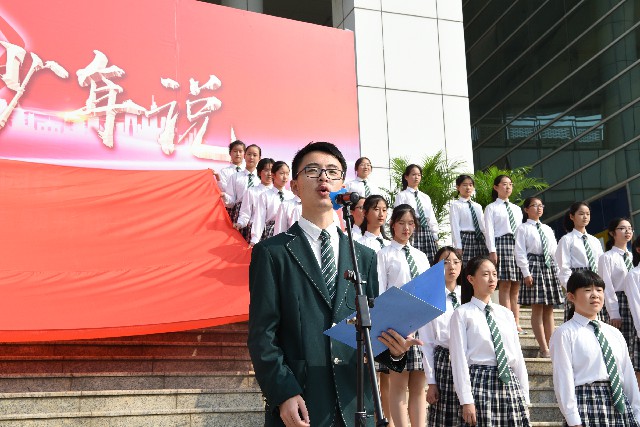 1569746778119628.jpg 高三(5)班杨宁欣同学演讲.jpg