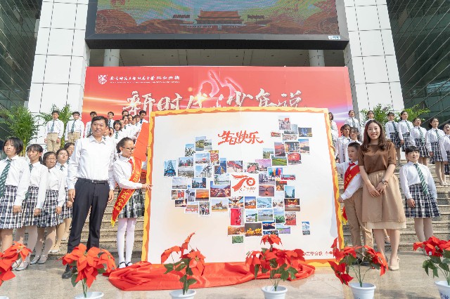 1569746793700217.jpg 小学部献礼新中国成立70周年艺术作品《我眼中的祖国》.jpg