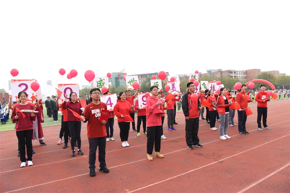 1571733383268618.jpg 22高三年级继往开来展示之三.JPG