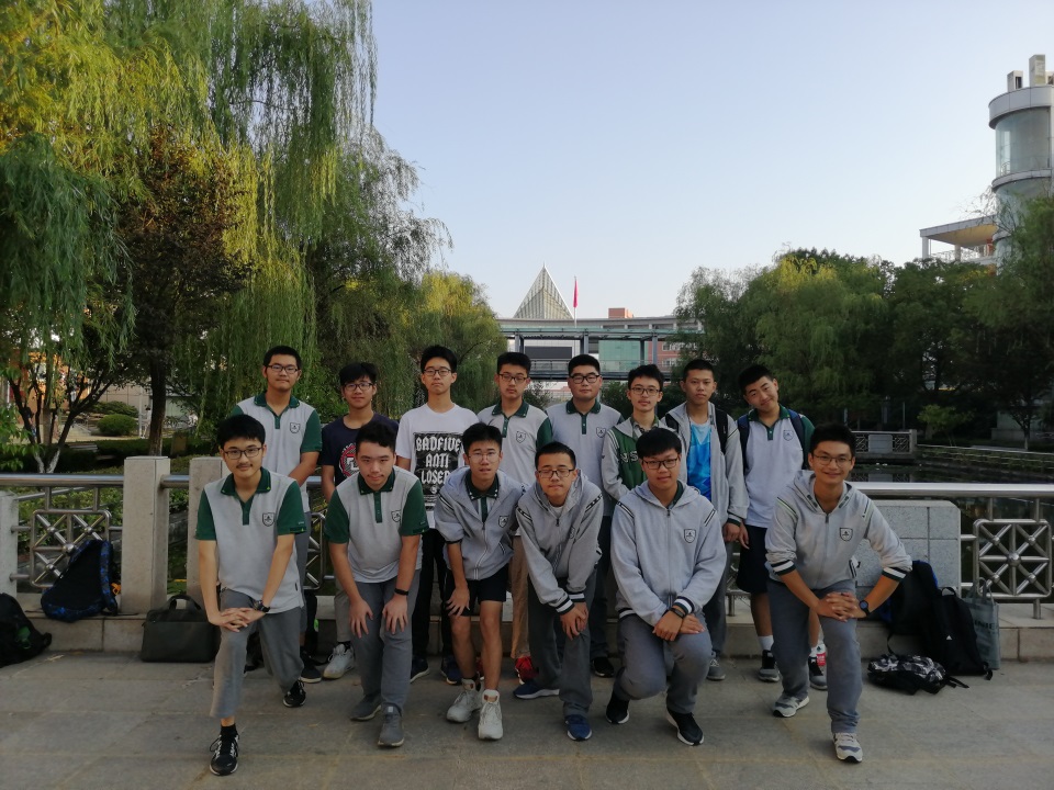 1573171813698307.jpg 江乐岩同学(前排左一)和队友出征第33届全国高中化学竞赛前合影.jpg