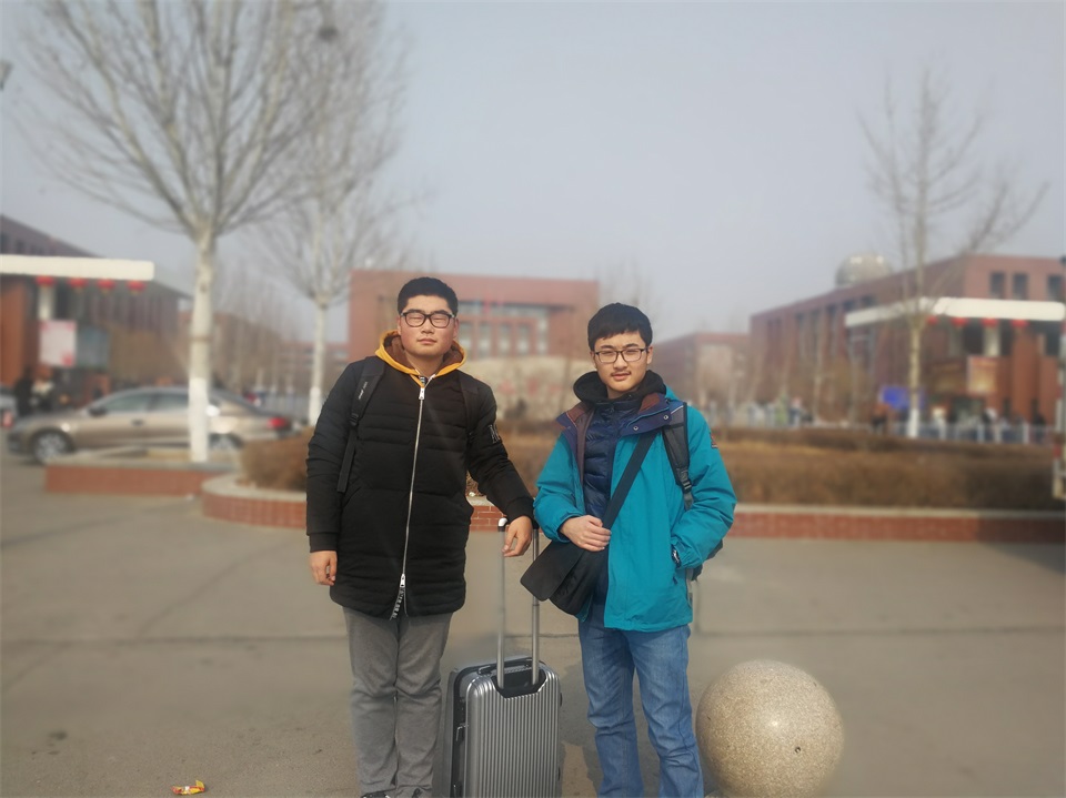 1573171835993001.jpg 江乐岩同学(右边)和队友黄雨昕同学.jpg