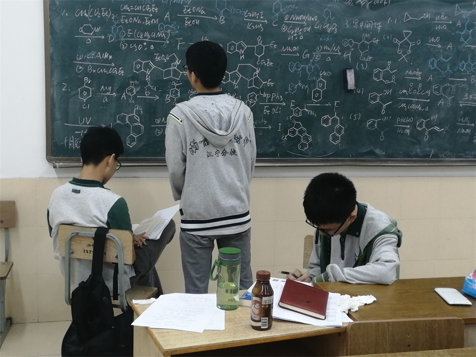 1573171847199655.jpg 江乐岩同学和队友一起研究化学竞赛.jpg