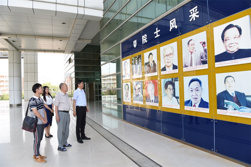 9参观院士墙.JPG