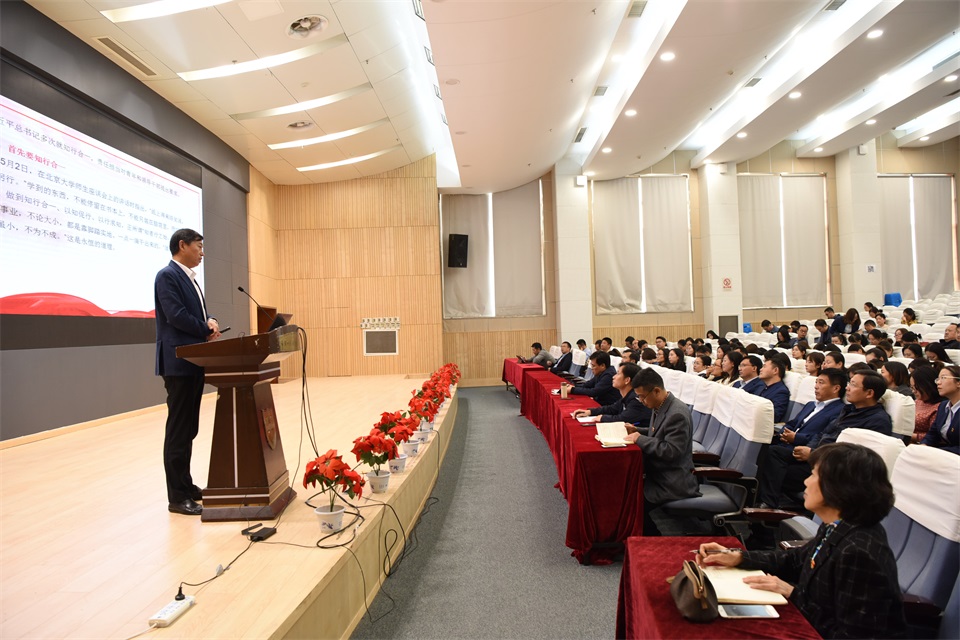 1573174783194748.jpg 5全体党员认真聆听.JPG