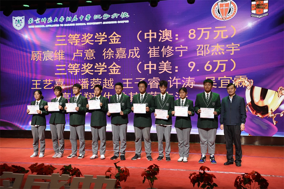 1573194222470109.jpg 徐国民副校长为三等学金获得者颁奖 5.JPG