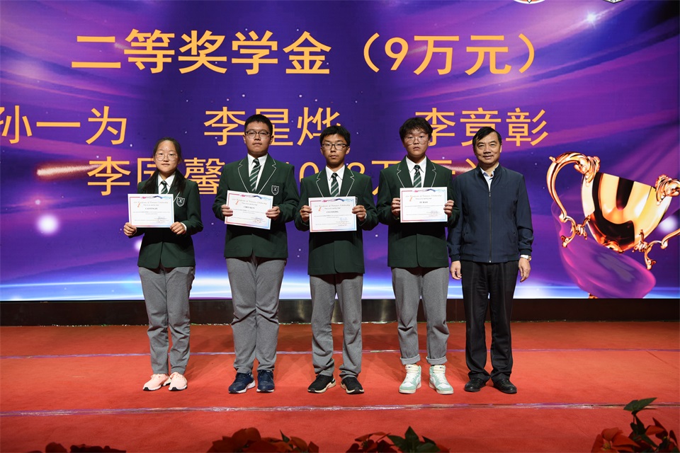 1573194239222506.jpg 徐国民副校长为获得二等奖学金学生颁奖 6.JPG