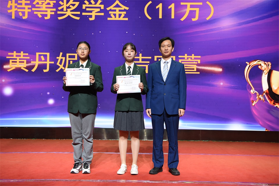 1573194671114022.jpg 黄伟副校长为特等奖学金学生颁奖,每生11万元 7.JPG