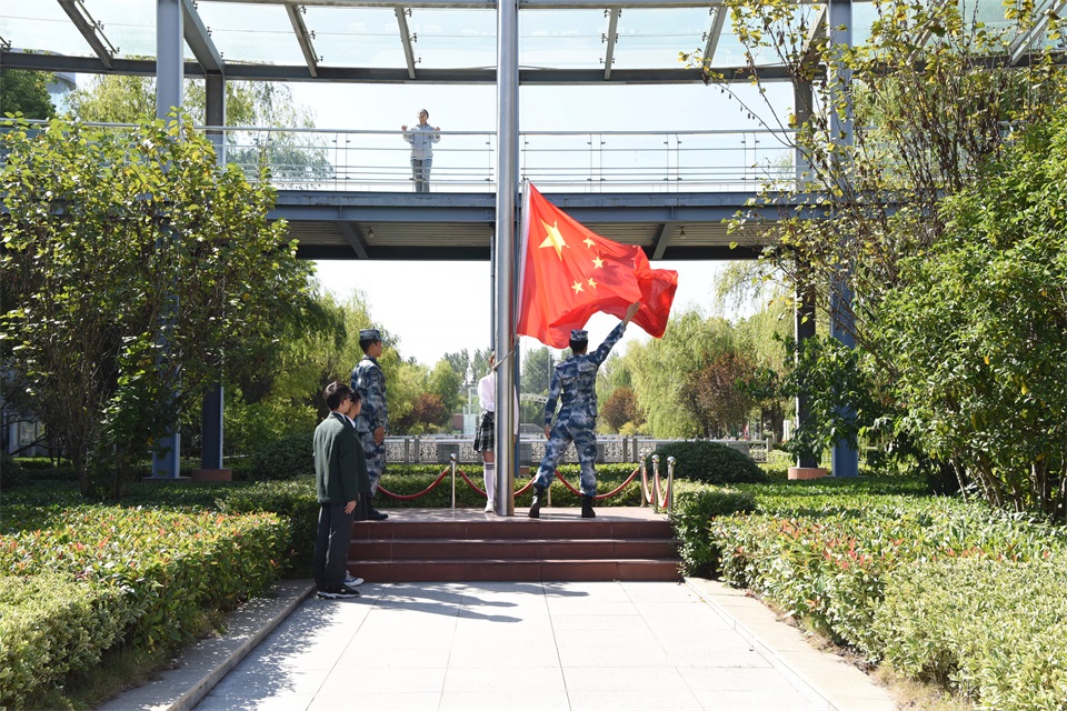 1573460730106115.jpg 高中部举行主题为“五星红旗 我为你自豪”升旗仪式.JPG