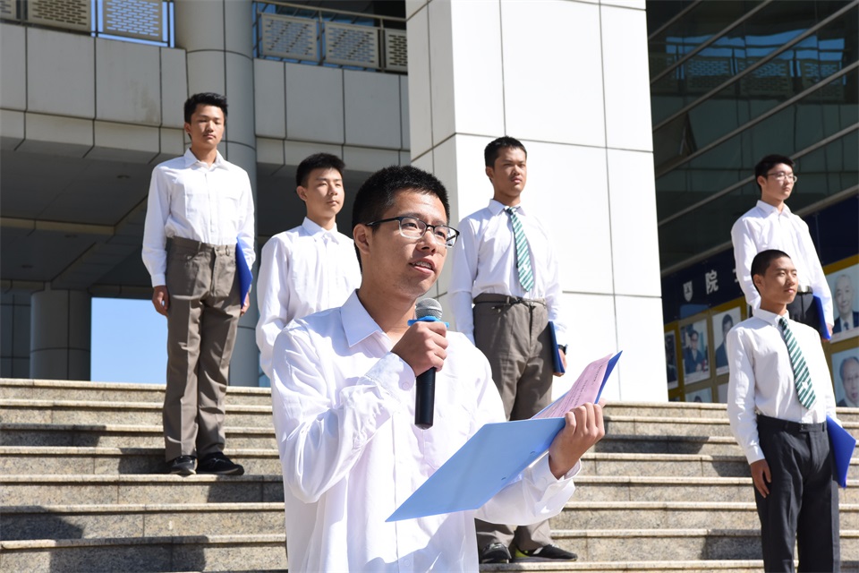 1573460742269020.jpg 国旗班成员陈伟杰同学号召同学们把爱国主义精神转化为爱学校、爱班级、爱学习的热情.JPG
