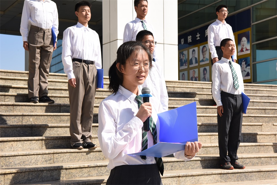 1573460753907974.jpg 上届国旗班成员刘瑞同学号召同学们:爱国,从高唱国歌开始.JPG