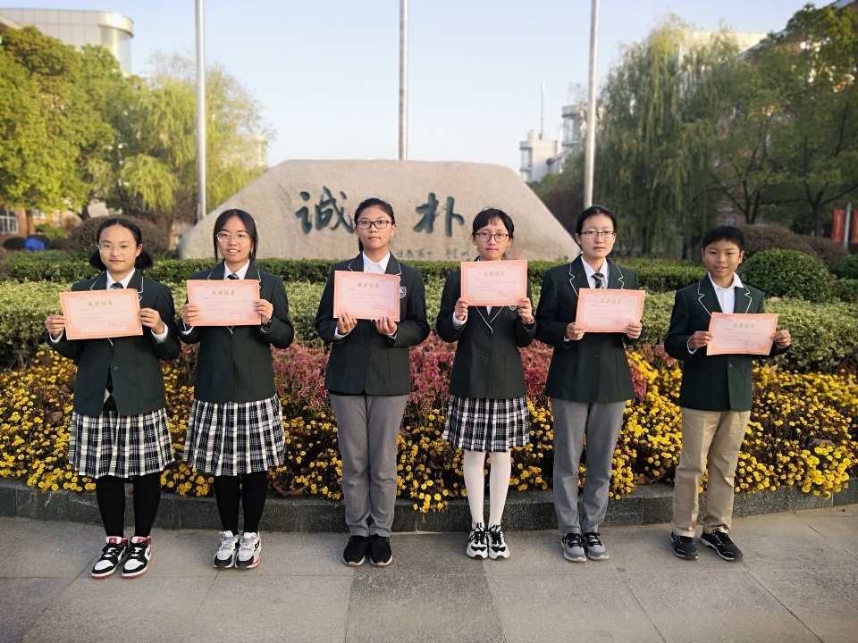 获一等奖的同学合照.jpg