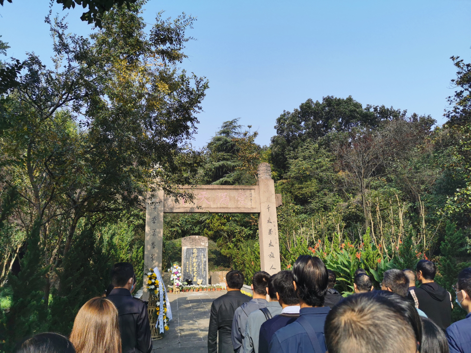 1635748123783185.jpg 老师们瞻仰陶墓.jpg