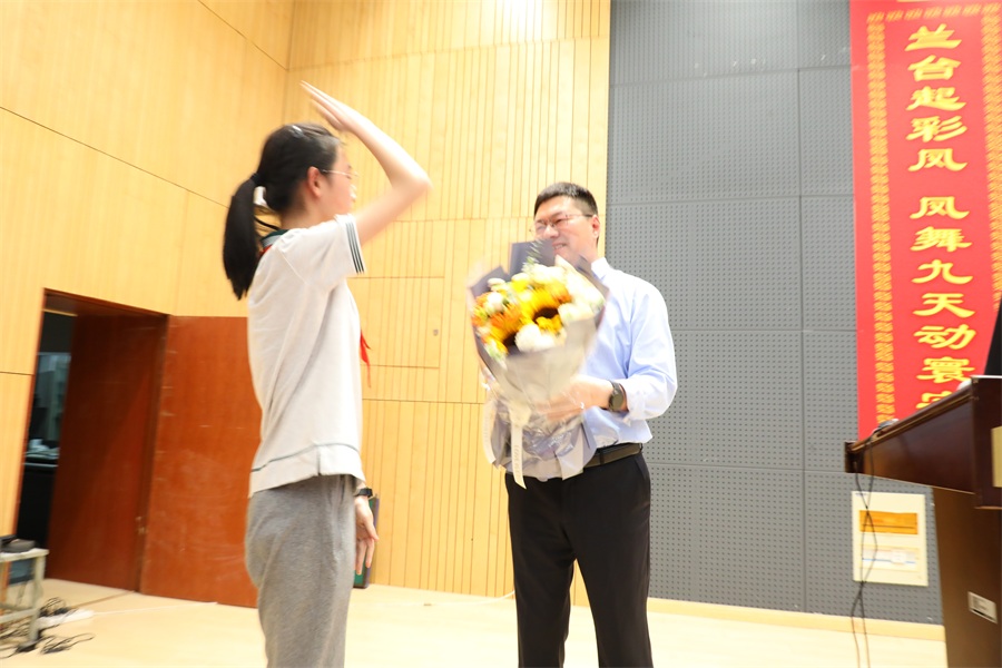 16学生向刘云清献花.JPG