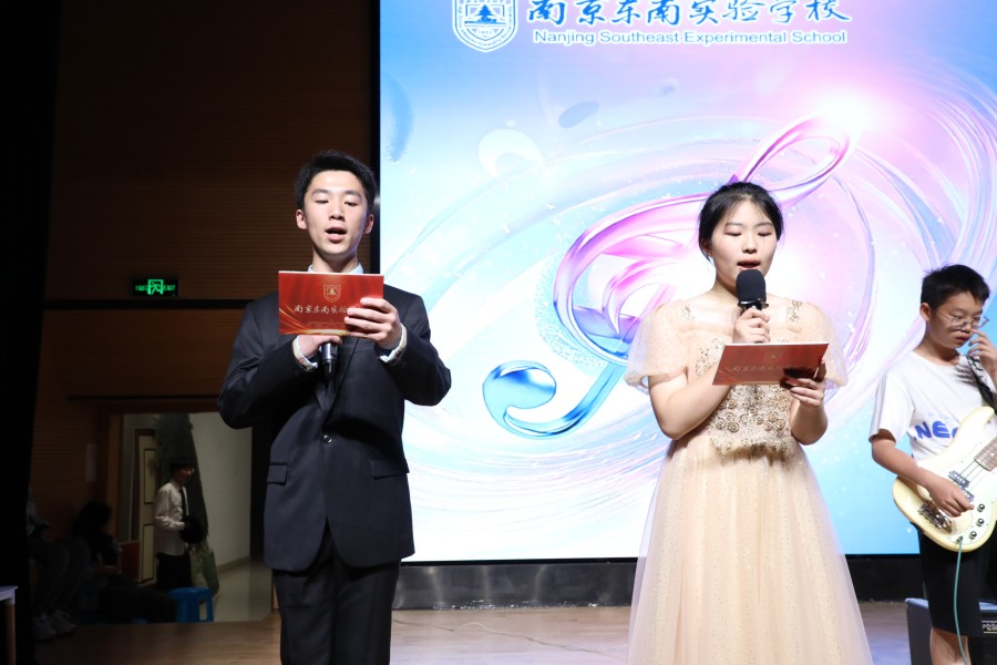 1.主持人.jpg
